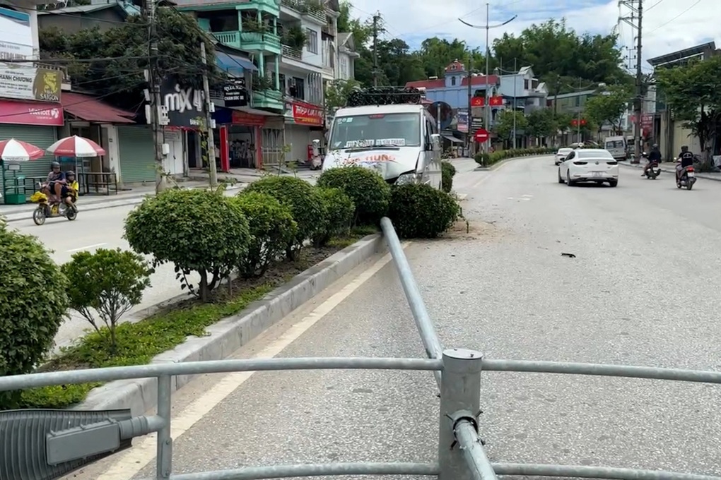 Xe khách mất lái, húc đổ cột đèn chiếu sáng trên đường ở Điện Biên - 1 Xe khách mất lái, húc đổ cột đèn chiếu sáng trên đường ở Điện Biên - 1