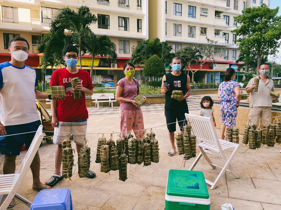 Dân chung cư quây quần gói bánh chưng, cắm trại luộc bánh xuyên đêm ở TPHCM - 8 Dân chung cư quây quần gói bánh chưng, cắm trại luộc bánh xuyên đêm ở TPHCM - 8