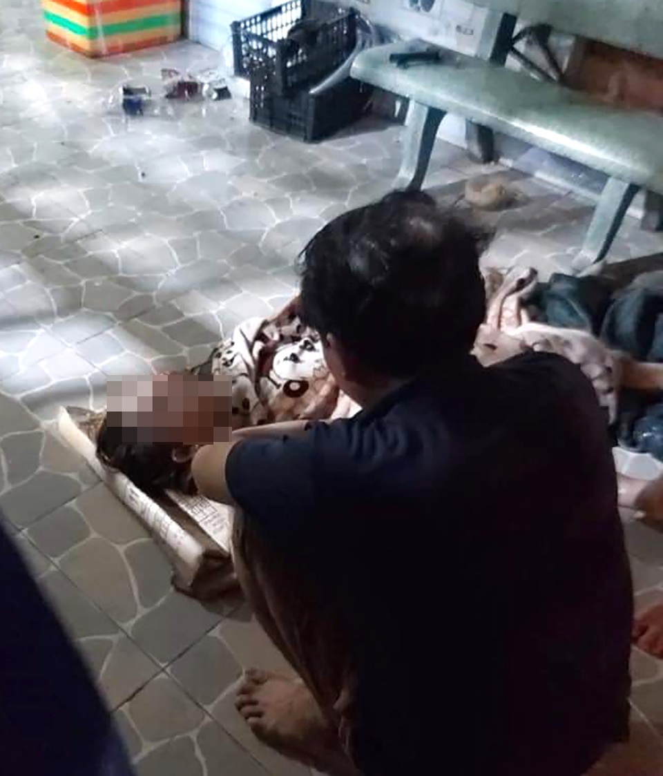 Ngã xuống đường ngập nước, 3 người nghi bị điện giật thương vong - 3