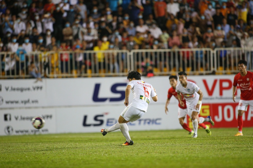 HA Gia Lai 3-0 TPHCM: Lee Nguyễn mờ nhạt, Công Phượng tiếp tục rực rỡ - 4 HA Gia Lai 3-0 TPHCM: Lee Nguyễn mờ nhạt, Công Phượng tiếp tục rực rỡ - 4