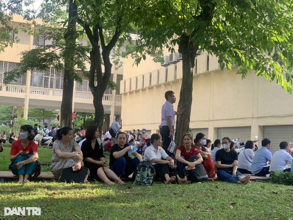 Thi lớp 10 chuyên Sư phạm, phụ huynh bỏ xe chạy theo con vào phòng thi - 2 Thi lớp 10 chuyên Sư phạm, phụ huynh bỏ xe chạy theo con vào phòng thi - 2