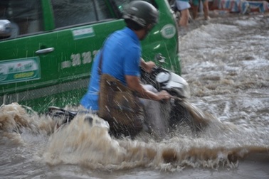 Nước ngập đến yên xe máy, người Sài Gòn chới với trên đường