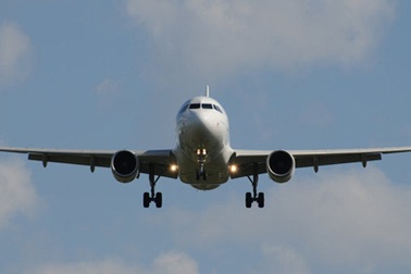 Máy bay chở Thủ tướng Czech bị nứt kính giữa trời