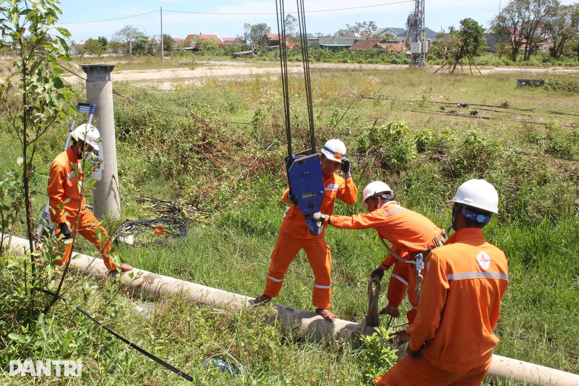 Những người nhện áo cam làm việc ngày đêm dọc miền Trung mùa mưa bão - 6