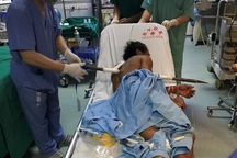 Sốc: Xà beng đâm xuyên ngực qua lưng người đàn ông