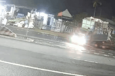 Xe máy tránh ô tô sang đường và tông cột biển báo, 2 người bị thương