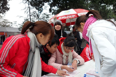 Giới trẻ Hà Nội không ngại mưa rét đi hiến máu 