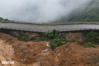 Cầu bị xô nghiêng, sạt lở bủa vây đường, nhà dân trên đỉnh Trường Sơn