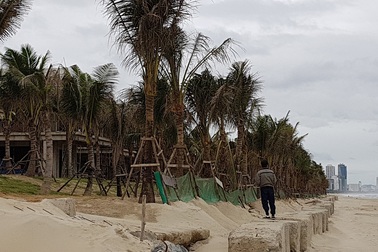 Hàng chục biệt thự xây dựng sai phép ven biển bị "thổi còi" tiếp tục... mọc