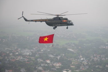 Trực thăng treo cờ bay diễn tập kỷ niệm 70 năm Chiến thắng Điện Biên Phủ