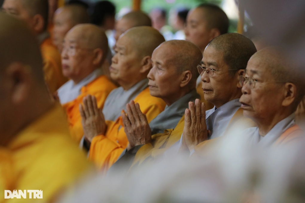 Tăng ni, phật tử tham dự lễ an táng Hòa thượng Thích Huệ Trí - 2 Tăng ni, phật tử tham dự lễ an táng Hòa thượng Thích Huệ Trí - 2
