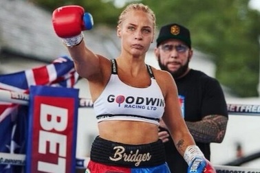 Nữ võ sĩ xinh đẹp tiết lộ điều thú vị sau khi tiêm vaccine phòng Covid-19