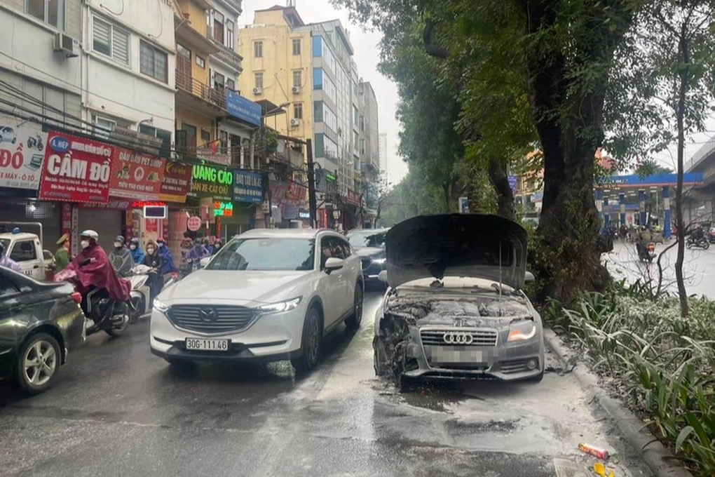 Audi bốc cháy trên phố Hà Nội - 1 Audi bốc cháy trên phố Hà Nội - 1