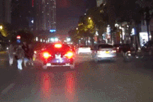 Hai cô gái với hành động đẹp khi được tài xế dừng xe nhường đường