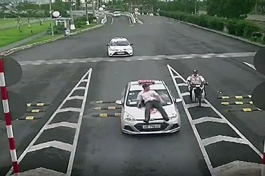 Bắt khẩn cấp tài xế taxi hất nhân viên an ninh hàng không lên nắp capo