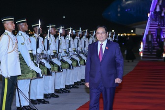 Thủ tướng tới Kuala Lumpur, bắt đầu chuyến công tác dự Hội nghị cấp cao ASEAN