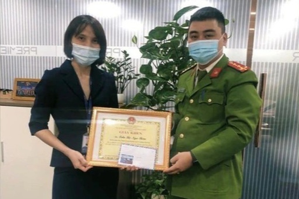 Nữ nhân viên ngân hàng chặn vụ giả danh công an lừa gần 2 tỷ đồng - 1 Nữ nhân viên ngân hàng chặn vụ giả danh công an lừa gần 2 tỷ đồng - 1