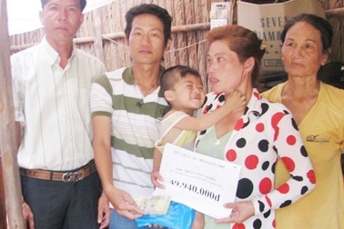 Gần 50 triệu đồng đến với cháu bé đầu to không có thuốc là chết  