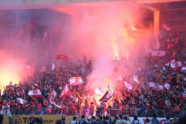 Cổ động viên Hải Phòng đốt pháo sáng trên sân Hàng Đẫy