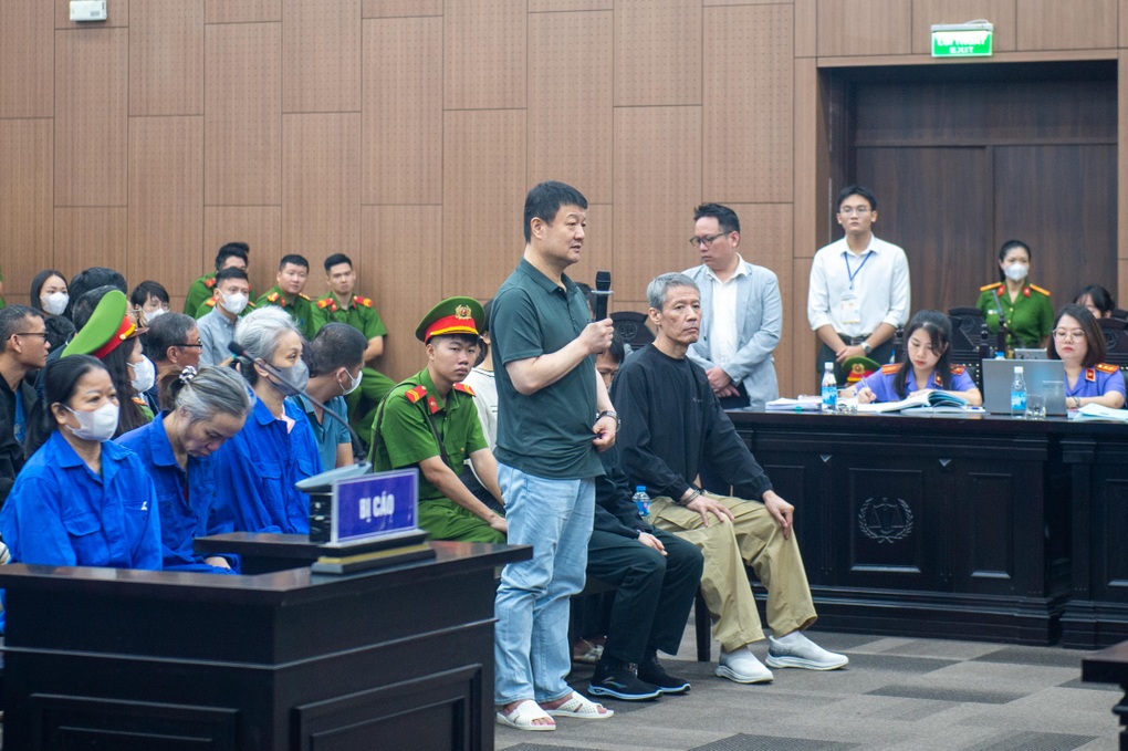 Loạt cựu quan chức, doanh nhân hầu tòa trong vụ đánh bạc 2.600 tỷ đồng - 2 Loạt cựu quan chức, doanh nhân hầu tòa trong vụ đánh bạc 2.600 tỷ đồng - 2