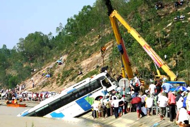 Xe  khách chết máy khi băng lũ, hơn 20 người suýt chết