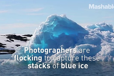 Khối băng màu xanh kỳ lạ hiếm gặp với kích thước tương đương tòa nhà 3 tầng