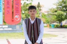 Chàng trai Hrê định "nghỉ học đi chở keo", lội ngược dòng thành... thủ khoa