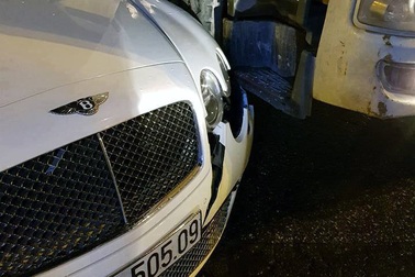 Hà Nội: Siêu xe Bentley toác đầu vì va chạm với xe bồn
