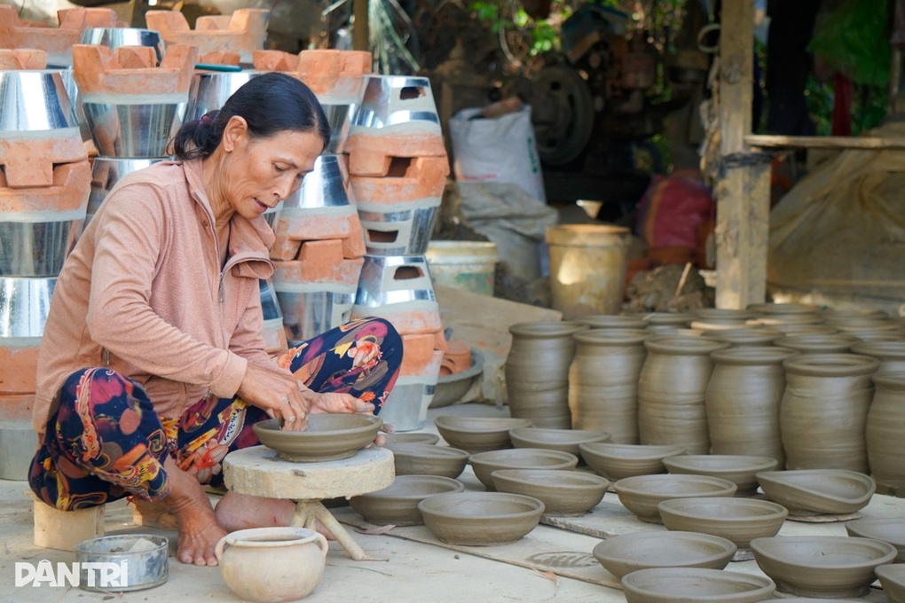 Thợ gốm lay lắt sống giữa vùng đất “2 kinh đô” - 1 Thợ gốm lay lắt sống giữa vùng đất “2 kinh đô” - 1