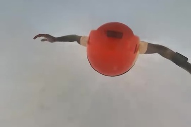 Vận động viên nhảy dù quay được hình ảnh bên trong đám mây