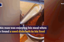 Tưởng lòng bò trong nồi lẩu Tứ Xuyên, khách vội gắp nhầm hóa ra giẻ lau