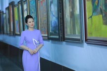 Huyền Châu làm MC tại triển lãm tranh