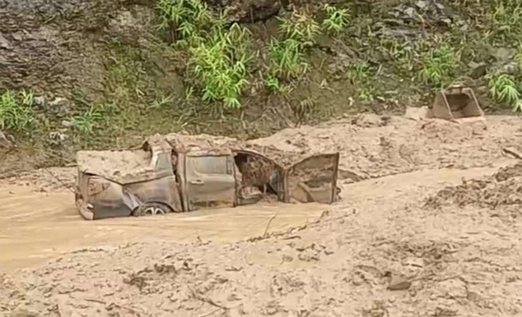Ô tô mắc kẹt trên đường ở Hà Giang bị đất, đá vùi lấp biến dạng - 2 Ô tô mắc kẹt trên đường ở Hà Giang bị đất, đá vùi lấp biến dạng - 2