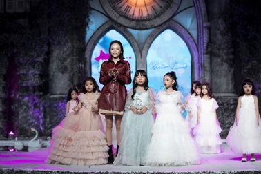 Tuyết rơi tại tuần lễ thời trang trẻ em của Xuân Lan