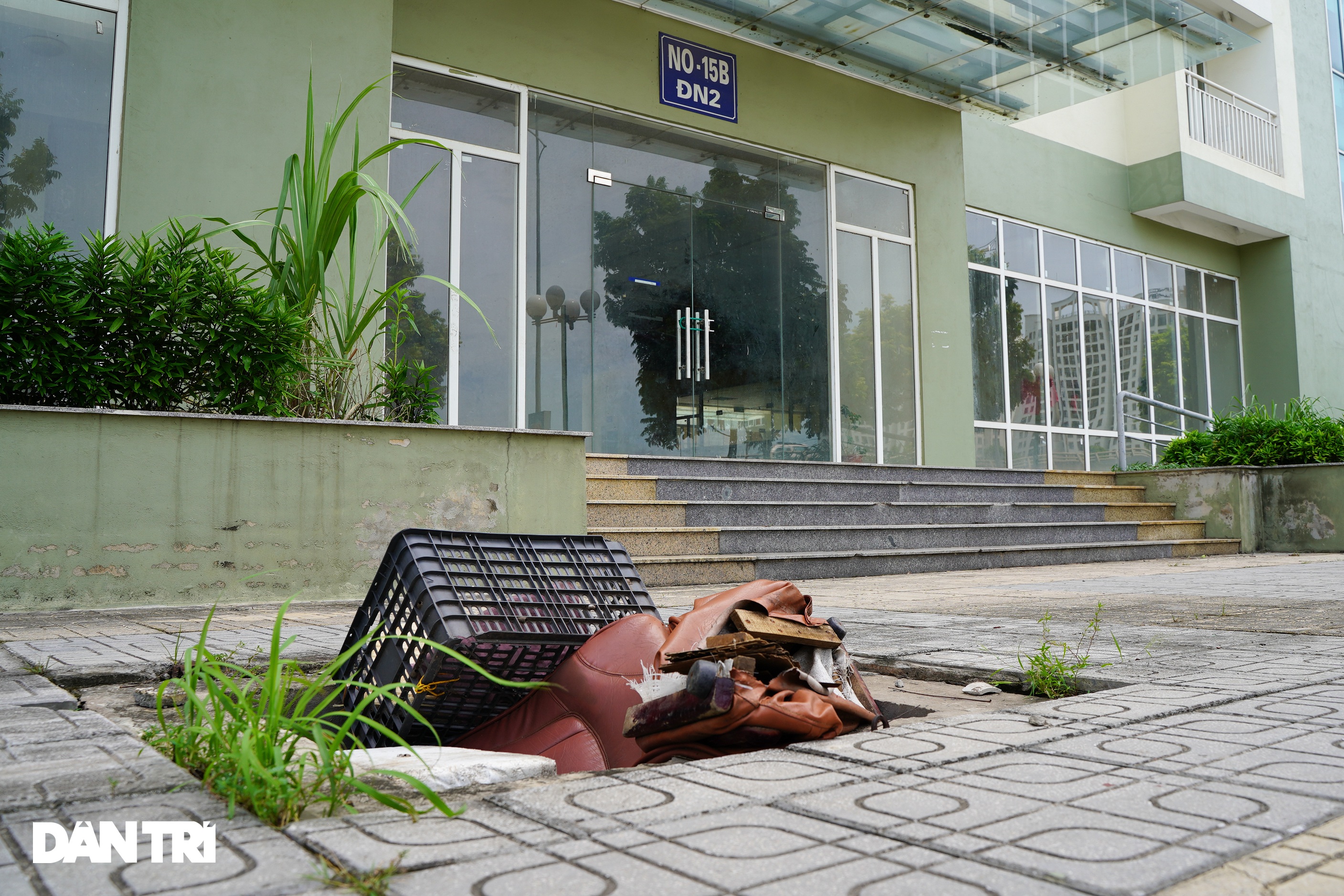 Cận cảnh dãy nhà giãn dân khu phố cổ bị bỏ hoang nhiều năm tại Hà Nội - 5 Cận cảnh dãy nhà giãn dân khu phố cổ bị bỏ hoang nhiều năm tại Hà Nội - 5