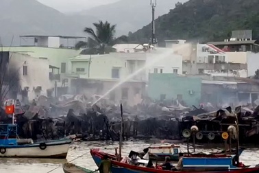 Hiện trường điêu tàn sau vụ cháy hàng chục nhà dân ở Nha Trang