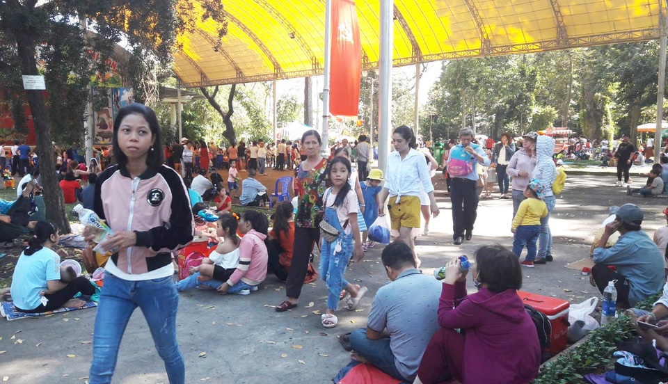 Suối Tiên, Thảo Cầm viên quá tải ngày mùng 2 Tết - 12 Suối Tiên, Thảo Cầm viên quá tải ngày mùng 2 Tết - 12