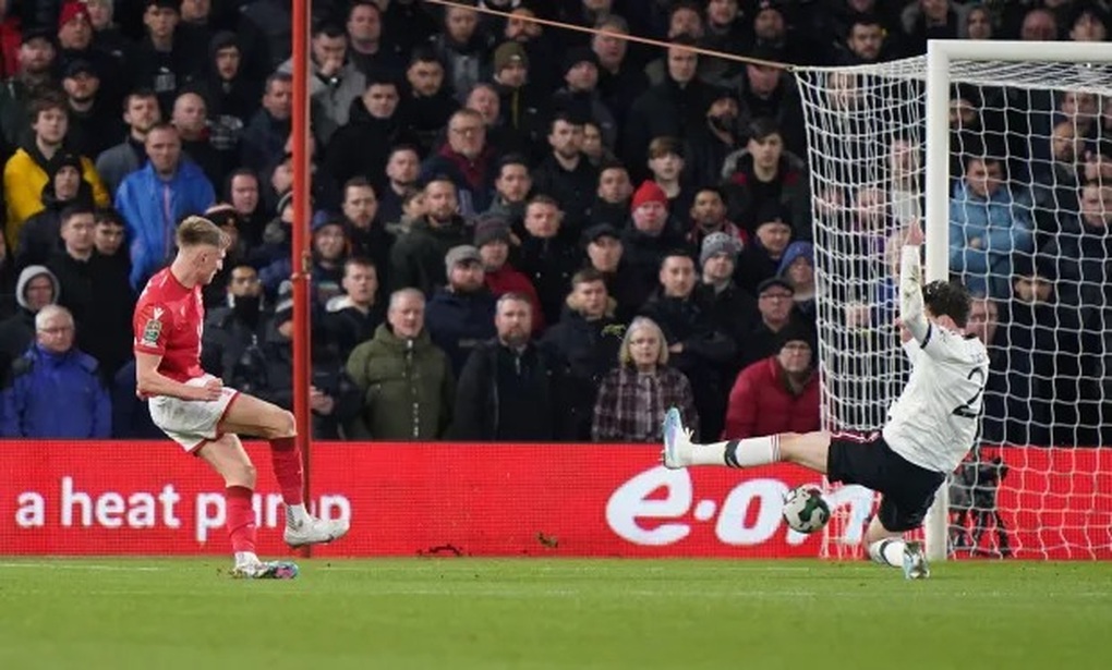 Ăn mừng như Cristiano Ronaldo, tiền đạo Notingham Forest bị chế giễu - 1 Ăn mừng như Cristiano Ronaldo, tiền đạo Notingham Forest bị chế giễu - 1