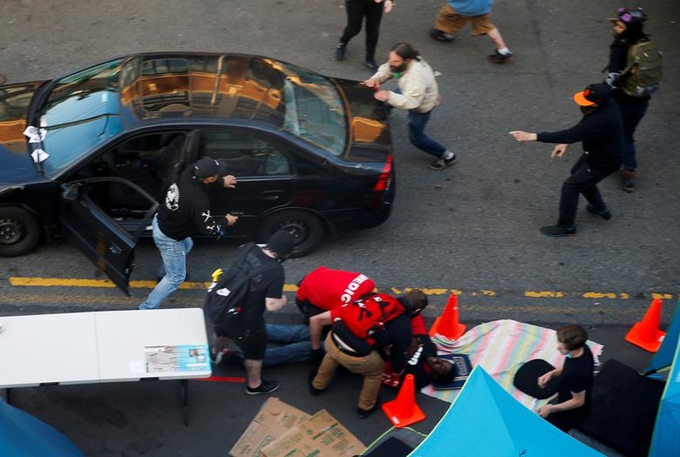 Lao xe, nổ súng vào đám đông biểu tình ở Mỹ - 3 Lao xe, nổ súng vào đám đông biểu tình ở Mỹ - 3