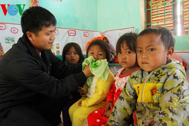 Thầy giáo mầm non trên đỉnh núi mù sương