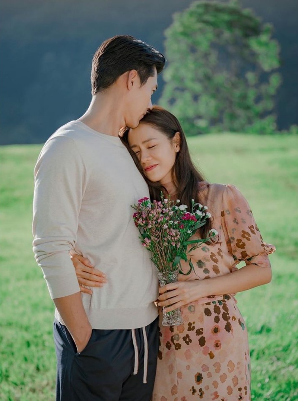 Chuyên gia lý giải việc Son Ye Jin và Hyun Bin không công khai hò hẹn - 1 Chuyên gia lý giải việc Son Ye Jin và Hyun Bin không công khai hò hẹn - 1