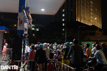 Người dân TPHCM mang can nhựa đi mua xăng xuyên đêm