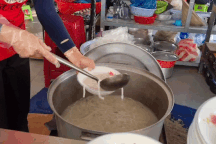 Lạ lùng quán bánh canh "ruộng" khách tự phục vụ, mỗi chiều bán cả nghìn tô