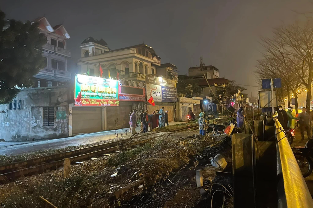 Tàu hỏa va chạm xe máy, một thanh niên thoát nạn trong gang tấc - 1 Tàu hỏa va chạm xe máy, một thanh niên thoát nạn trong gang tấc - 1