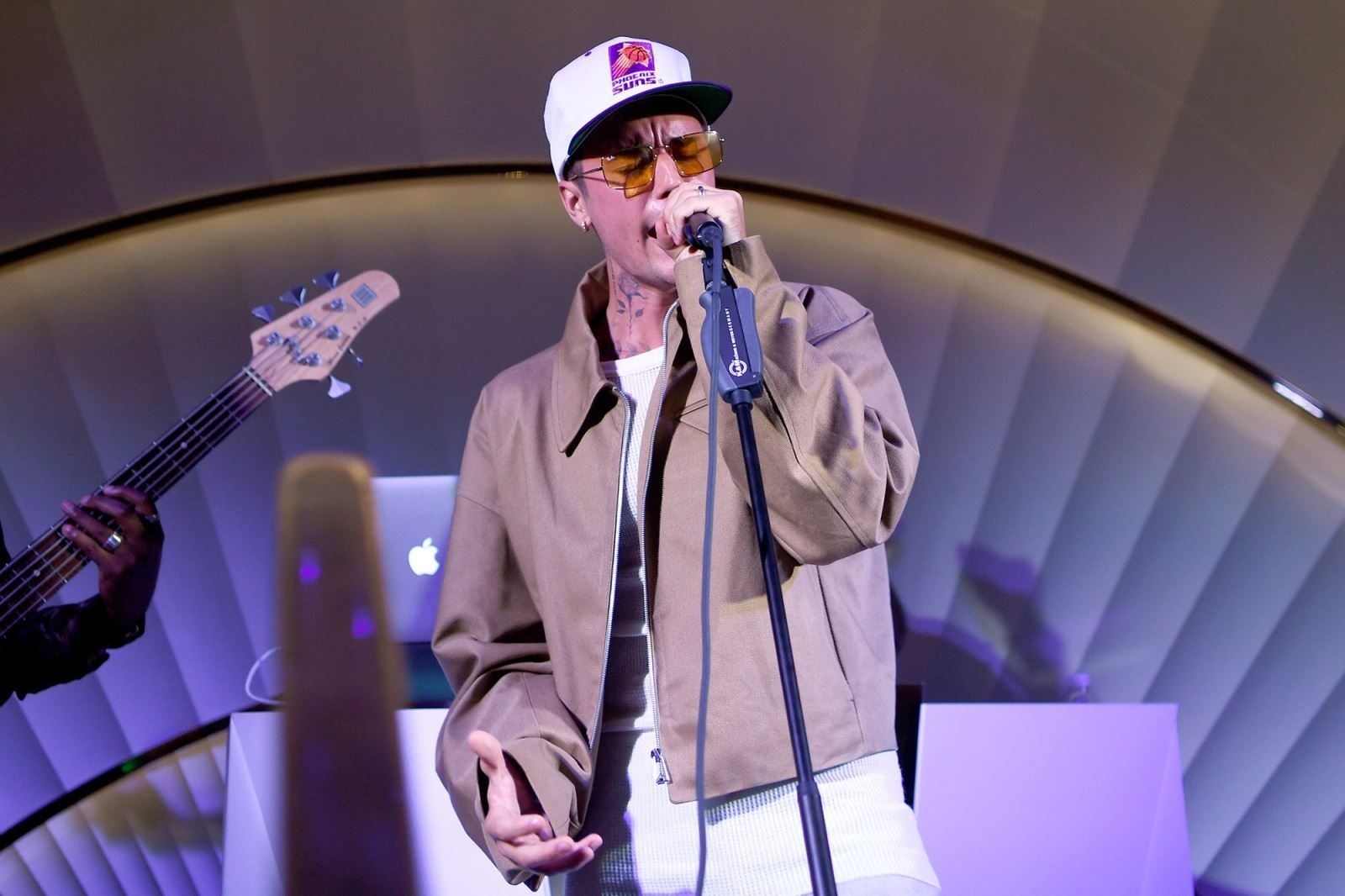 Nữ ca sĩ sinh năm 2003 đập vỡ ống kính máy quay khi biểu diễn - 4 Nữ ca sĩ sinh năm 2003 đập vỡ ống kính máy quay khi biểu diễn - 4