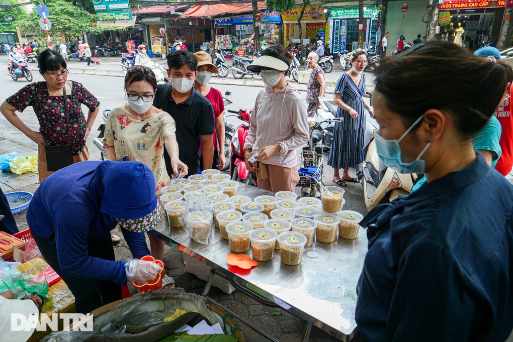 Tết Đoan Ngọ: Tiểu thương bán 2 tạ rượu nếp, hoa quả chốt đơn mỏi tay - 3 Tết Đoan Ngọ: Tiểu thương bán 2 tạ rượu nếp, hoa quả chốt đơn mỏi tay - 3