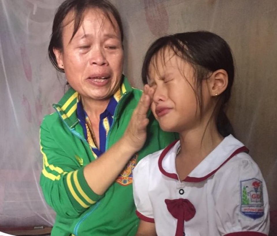 Người mẹ ung thư bật khóc khi nhận món quà của bạn đọc Dân trí giúp đỡ - 1 Người mẹ ung thư bật khóc khi nhận món quà của bạn đọc Dân trí giúp đỡ - 1