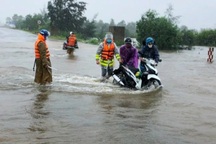 Công an giúp người dân vượt qua đập tràn nước lũ chảy xiết