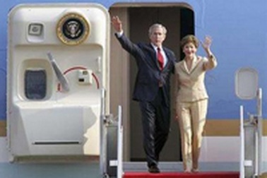 Chuyên cơ của Tổng thống Bush từng bị xịt lốp tại TPHCM