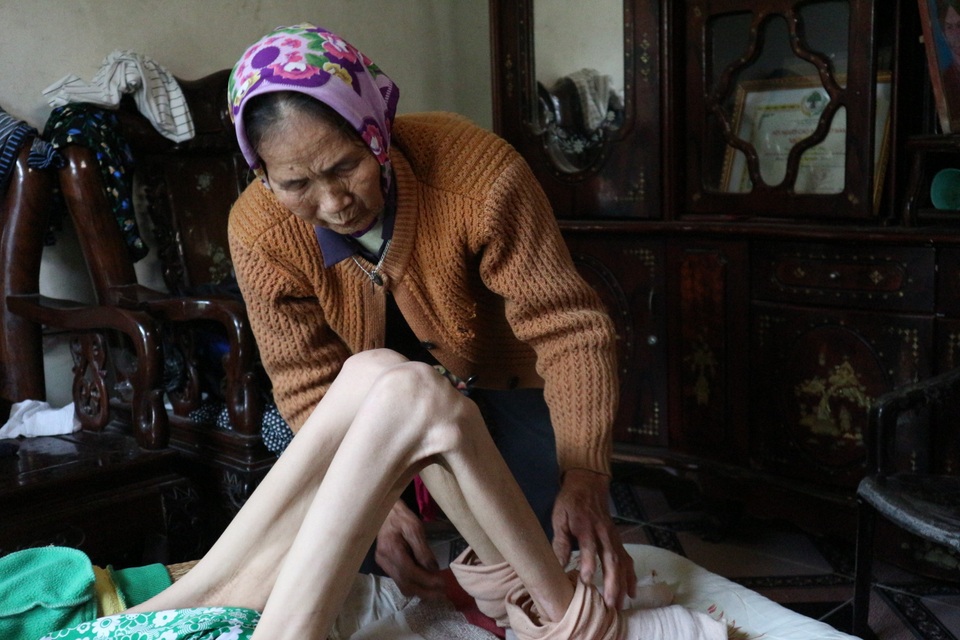 Quặn lòng cảnh bố mẹ già xin từng chiếc quần áo cũ lót chỗ cho con nằm - 3 Quặn lòng cảnh bố mẹ già xin từng chiếc quần áo cũ lót chỗ cho con nằm - 3